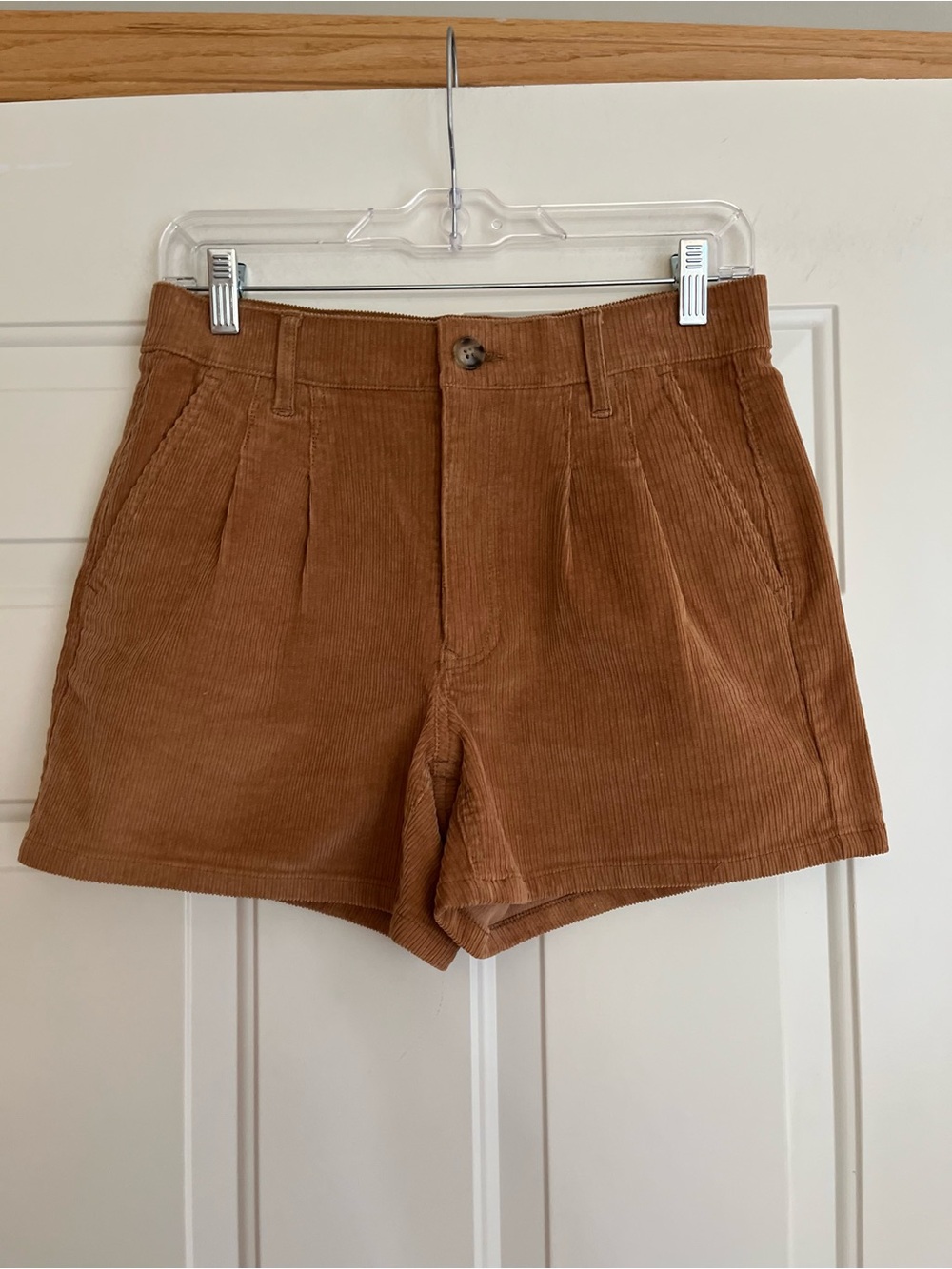 Women’s Express tan high rise shortie corduroy pleated short. Size 4
